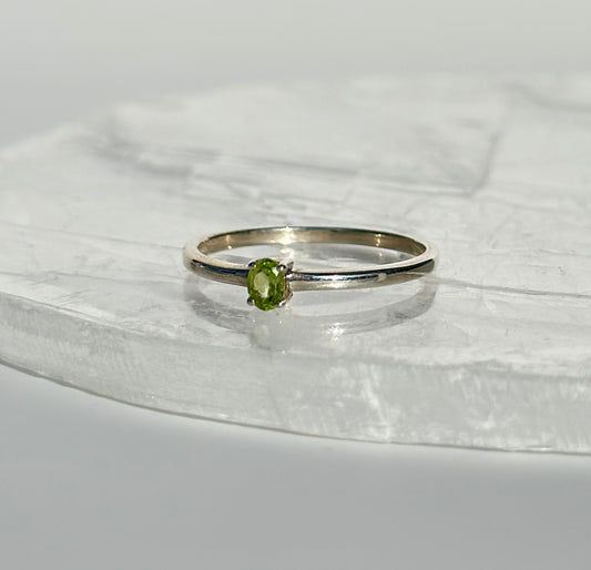 Peridot Mini Oval Ring - Size S