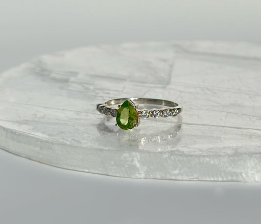 Peridot & White Topaz Ring - Size Q